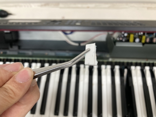 電子ピアノ修理レポート「鍵盤の動きが悪い」｜ピアノ｜楽器日誌 